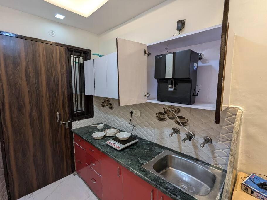 Cozy 1 Bhk With Amenities * New Delhi